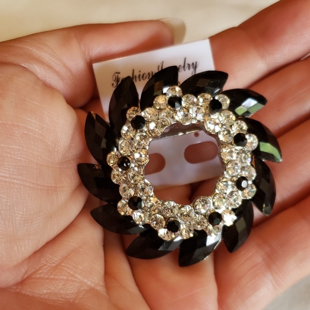 Black Rhinstone round Brooch